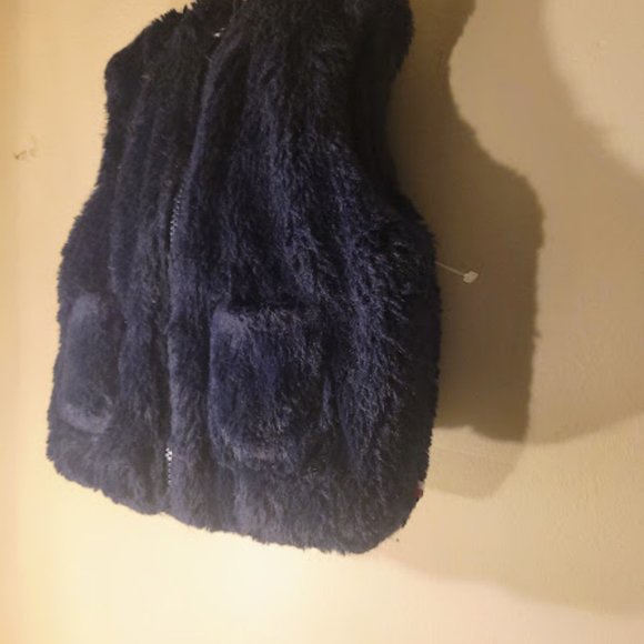 Tommy Hilfiger Child's fluffy black hooded vest. Size 2 - Picture 7 of 8